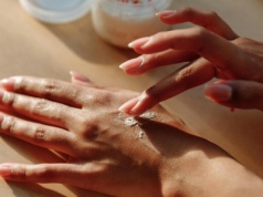 Czyste paznokcie to najgorętszy trend, a teraz nazywa się go 'Soap Nails'