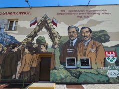 Na budynku dawnego dworca powstał mural upamiętniający Reymonta i Witosa