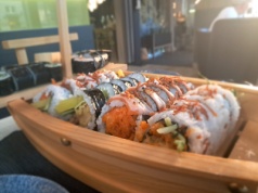 Koku Sushi na Wrocławskiej – elegancja, smak i łódka pełna sushi (ZDJĘCIA)