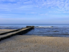 Czysta plaża, ciepły piasek, brak parawanów. Mało kto ją zna. Idealna na nadbałtycki urlop