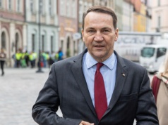 Sikorski przypomina Putinowi jego własny podpis. Wskazał, dlaczego wojna jest bezpra…