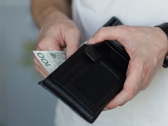 Czy kasjer ma prawo nie przyjąć uszkodzonego banknotu? Wiele osób o tym nie wie