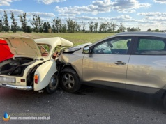Hyundai uderzył w Syrenkę. Nie żyją dwie osoby
