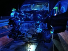 Wypadek na A4 w Bratkowicach. Bus wbił się w ciężarówkę [ZDJĘCIA]