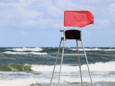Czerwone flagi nad Bałtykiem, a Polacy w wodzie. Ten film mrozi krew w żyłach