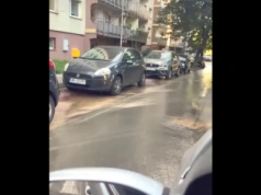 Woda płynie ulicą. Usuwanie awarii w Bogucicach może potrwać kilka godzin