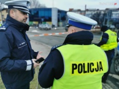 Pijana kobieta w ciąży wiozła dziecko. Uderzyła w słup w Krakowie