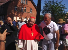 Relikwie papieża Polaka wprowadzone do gietrzwałdzkiego sanktuarium. Wyjątkowy gość i tłumy wiernych