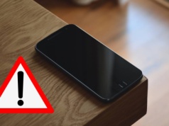Kładziesz telefon na stole? Oto, dlaczego nigdy nie powinno się tego robić
