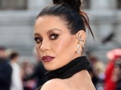 Skromna Catherine Zeta-Jones przekonuje, że CZTERY DOMY TO NIE PRZESADA: 