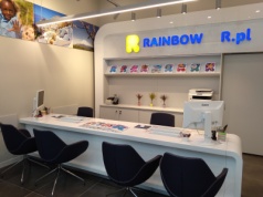 Rainbow Tour wybija się górą z kanału