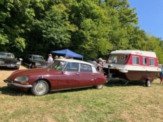 To się nazywa luksus: Citroën DS i niesamowita przyczepa – wakacyjna łódź-dom z silnikiem 15 KM