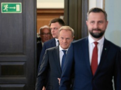 Koalicja Obywatelska zyskuje, ale PiS jeszcze więcej. Nowy sondaż partyjny