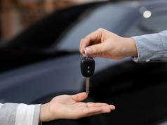 Czy i po jakim czasie można sprzedać auto otrzymane w darowiźnie?