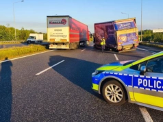 Długi korek na autostradzie A4. Ciężarówka blokuje dwa pasy