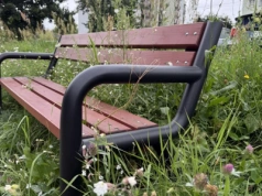 Łąki kwietne, a dlaczego nie ławeczki piknikowe. Zarośnięta ławeczka to obcowanie z naturą