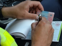 Te rzeczy musisz mieć w swoim samochodzie w 2025 r. Na to policjant zwróci uwagę podczas kontroli
