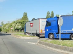 Belgijskie pomysły na brak parkingów dla ciężarówek: ładunki na barki lub pauzy za dnia