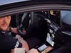 Skandaliczna interwencja policji. „Ty się ciesz, że mam kamerę, bo byś w łeb dostał” [FILM]