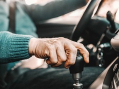Seniorzy są gorszymi kierowcami? Jasne wskazania raportu