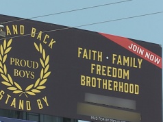 Billboard werbujący nowych członków Proud Boys w pobliżu szkoły w Illinois