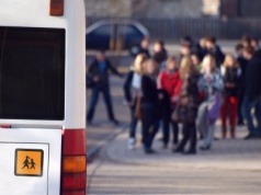 Gmina zwróci koszty dowozu dziecka do dalszej szkoły, ale nie całe