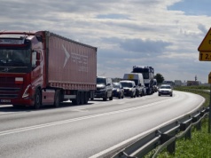 Zderzenie ciężarówki z ciągnikiem rolniczym na trasie Ostrów – Kalisz (ZDJĘCIA)