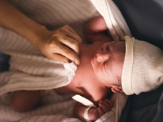 Mikrobiom kształtuje mózg. Metoda porodu i antybiotyki mogą wpływać na rozwój mózgu dziecka
