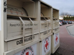 Kryzys tekstylny: w kontenerach PCK na Podkarpaciu ponad 50 proc. ubrań nadaje się tylko do spalenia