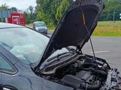 Samochód osobowy uderzył w pojazd ciężarowy