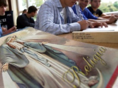 Matka uczennicy o zmianach w szkole: Tylko jedna religia?! Jak dzieci przygotują się do komunii?