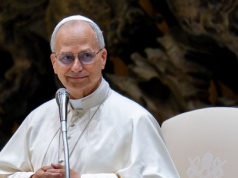 Papież wprowadzi się do Pałacu Apostolskiego. Nie będzie mieszkał sam