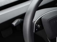 Tesla Model 3 dostaje opcjonalną dźwignię kierunkowskazów. Robotaxi ma kierownicę, ale „w sprzedaży jej nie będzie”