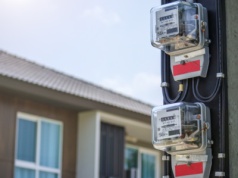 Słup energetyczny stoi blisko domu na posesji? Zyskaj do 50 tys. zł odszkodowania