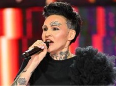 Agnieszka Chylińska w punkowym wydaniu na Festiwalu w Sopocie 2025. Czerń, glany i dziury w spodniach