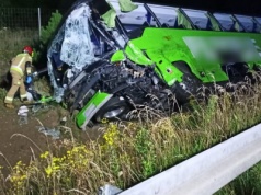 Czołowe zderzenie ciężarówki i autobusu na S7. Zablokowana droga