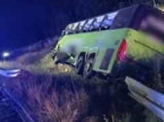 Ciężarówka przebiła barierę i uderzyła w autokar. Są ranni