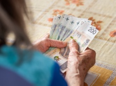 Wypłaty czternastej emerytury. Niektórych ZUS może zaskoczyć. Znamy daty