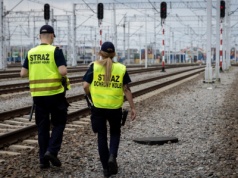 Nastolatkowie obrzucili kamieniami pociąg – interwencja SOK