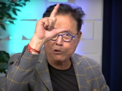Robert Kiyosaki twierdzi, że pieniądze same nie czynią bogatszymi. Mija się jednak z prawdą