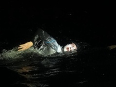 Zabrakło 11 kilometrów - Bartłomiej Kubkowski przerwał próbę przepłynięcia Bałtyku wpław