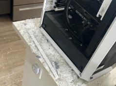 Chciał tylko wymienić wentylator w PC. Skończyło się rozbitym panelem przez jeden drobny błąd
