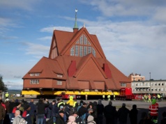 Gigant na kołach ruszył w drogę. Szwedzi przewożą zabytkowy kościół