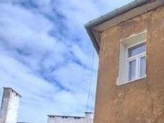 Pękająca kamienica na deptaku: wyłączona z użytku, właściciel z rygorem wykonania prac