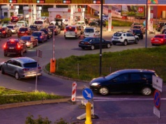 W tych dniach i miesiącach na stacjach paliw są tłumy. Znamy powód