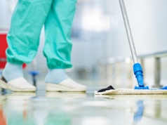 Szpital we Wrocławiu prostuje: nie zwalniamy, przenosimy. Ale długiej gwarancji pracy i płacy brak
