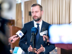 Nocna eksplozja na polu w Osinach. Szef MON: Rosja znów prowokuje, to ich dron