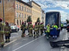 Karambol w Bydgoszczy. Tramwaj wypadł z torów na ul. Gdańskiej [zdjęcia]
