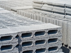 Proste konstrukcje DIY na działce – wybierz materiały, które kupisz od ręki