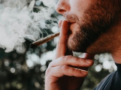 Lot opóźniony o 4 godziny! Ktoś na pokładzie zapalił… skręta